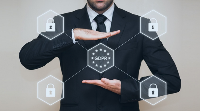 Persona conserva il simbolo della Sicurezza dati GDPR
